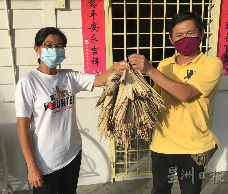 徐保萍（左）采用新鲜的阔叶箬竹，旁为其父婿刘宝健。