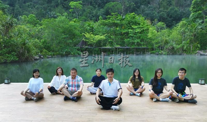 徐国平（前排中）是打扪万雅岚温泉度假村的驻场太极老师，图为疫前他教导一群台湾游客打坐练气。