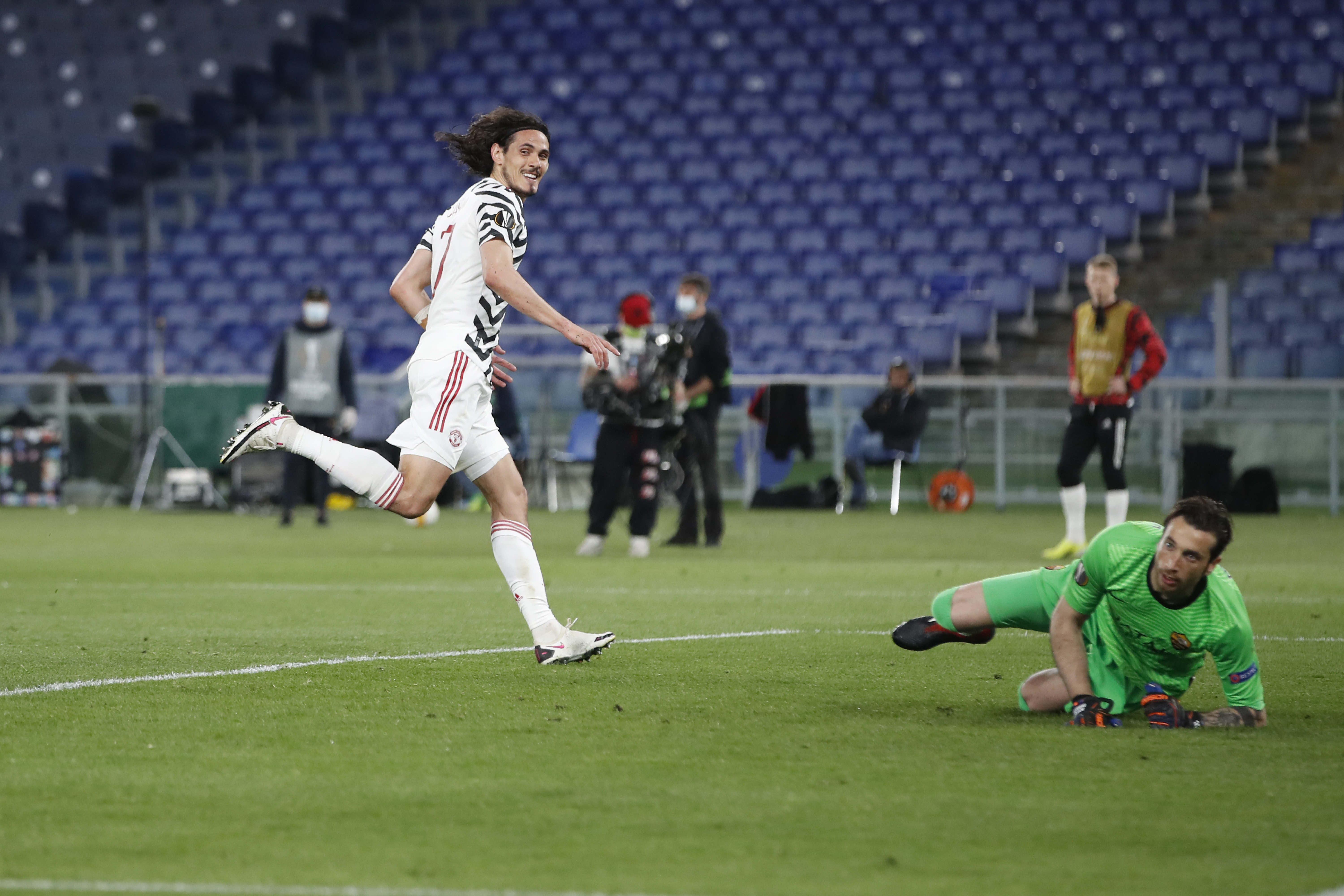 34岁的卡瓦尼（左）在半决赛两回合各进2球，助曼联以总比分8比5淘汰罗马，报到欧联决赛。图为第68分钟他庆祝第2球。（美联社照片）

