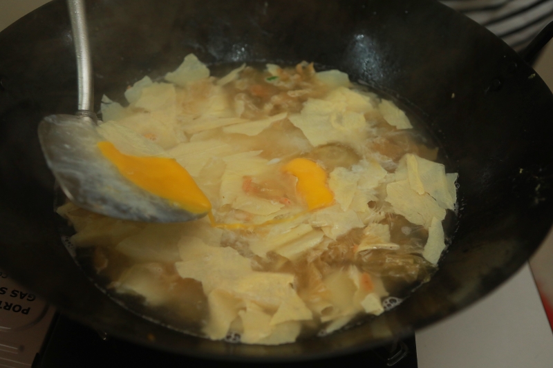 熄火后加入鸡蛋、弄散，倒入大碗中再撒葱粒。