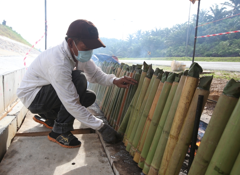 每逢开斋节前夕，利佳都会忙碌于准备制作竹筒饭的材料。