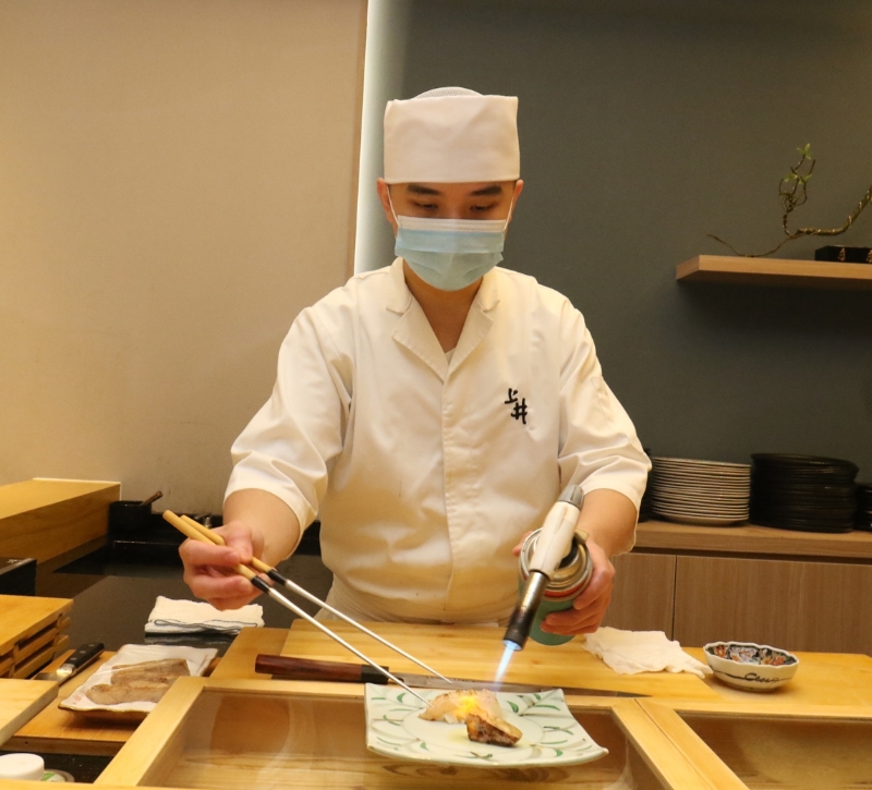 Omakase一词源自日文“拜托了！”的意思，即把菜色交给厨师决定。