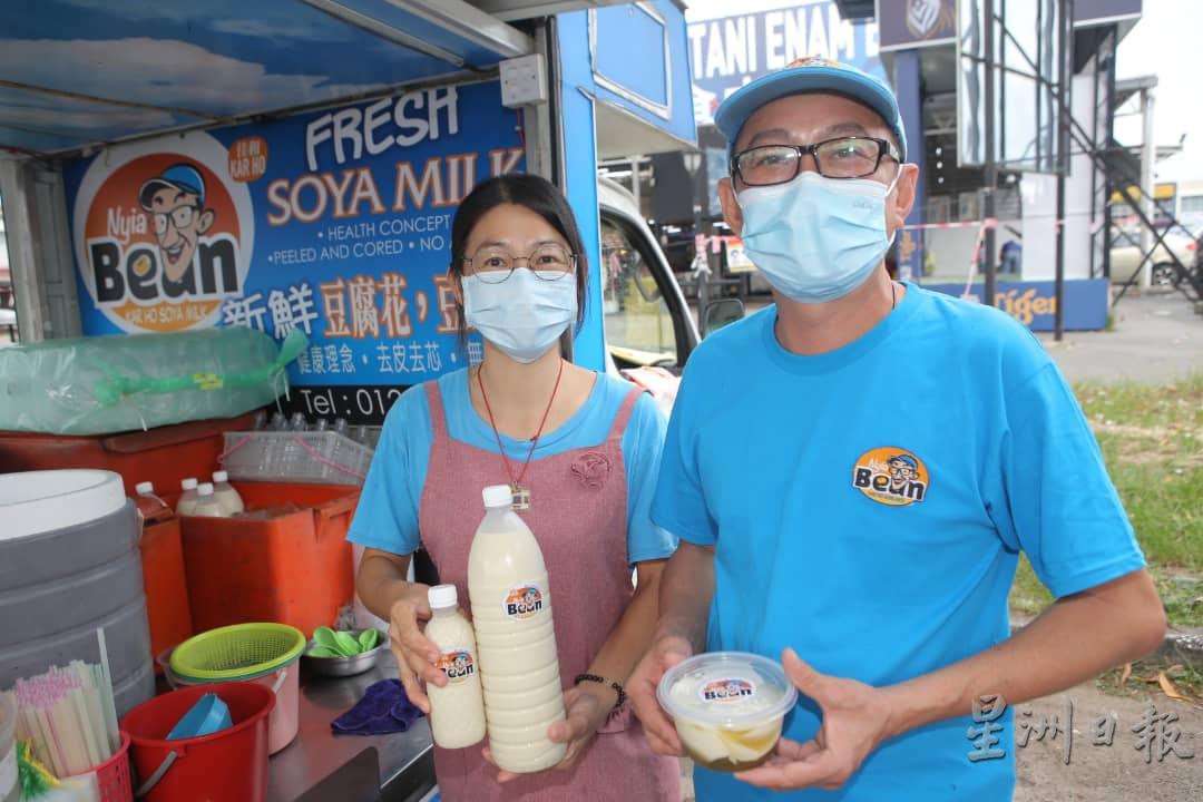 连记震和太太一起经营豆浆和豆腐花摊已经27年，获得许多人好评。

