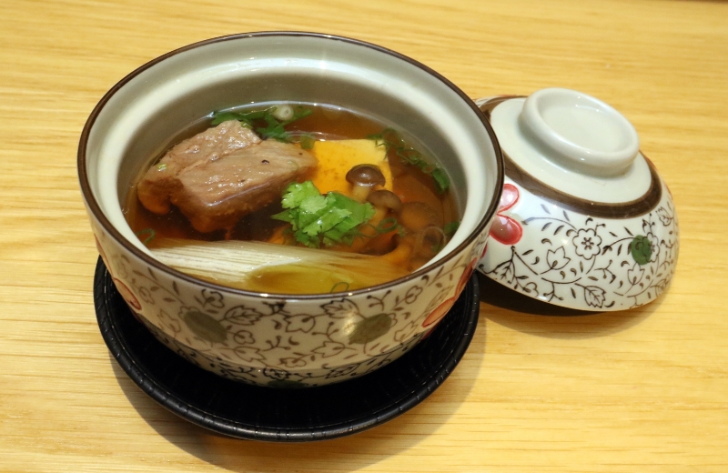 喝一碗热腾腾的炖汤暖胃，从入口即化的神户牛肉，可感受到主厨的用心。
