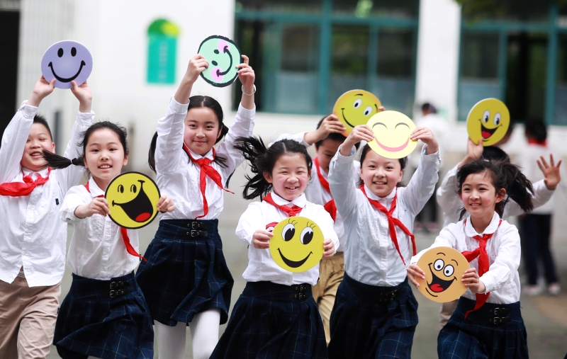 中国各地学校举办丰富多彩的“微笑”主题活动，迎接5月8日世界微笑日的到来。

