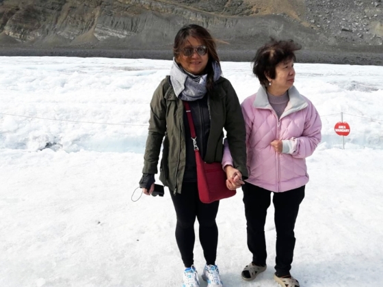 观赏冰川之旅。母女一起体验在冰川上行走，一个不小心可要四脚朝天！

