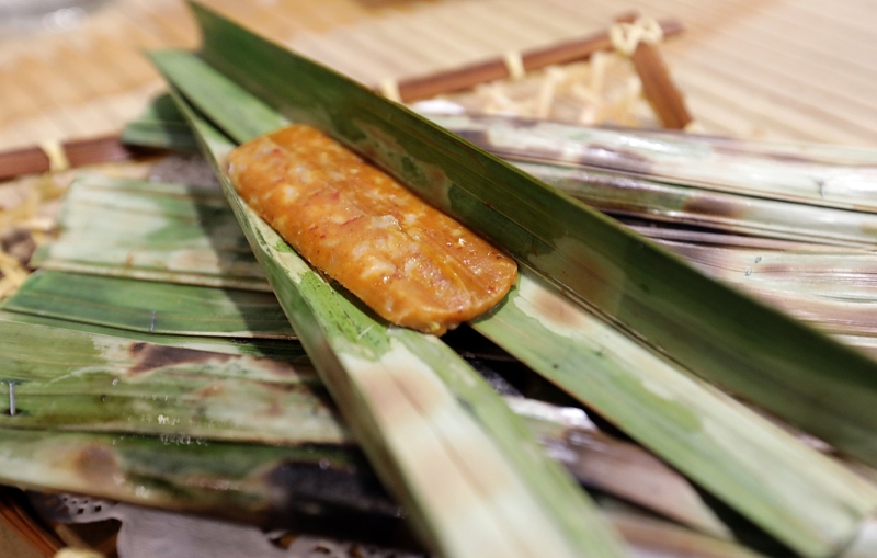 烤乌达“Otak-otak”（RM7.50/5条） 使用马鲛鱼（Ikan Tenggiri）制成，味辛辣，热腾腾时最好吃。