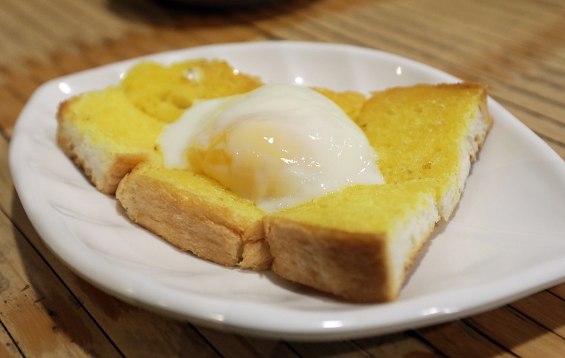 半生熟蛋面包（RM3.50） 也是该餐厅的必点之一。