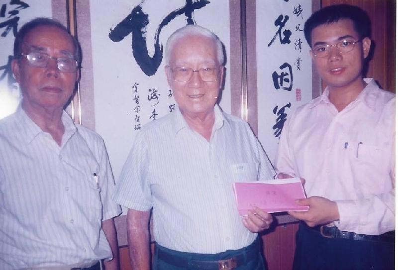 笔者薛君毅（右）送呈顾问聘书予拿督佘智瑞（中），左边为副主席黄镜湖。