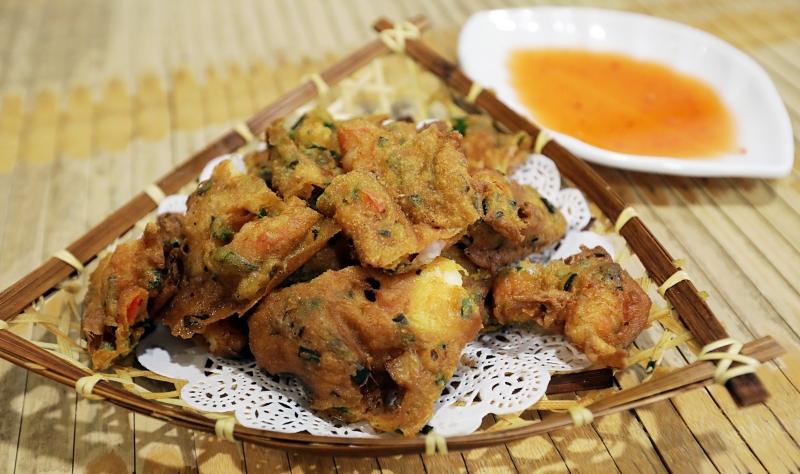 炸虾饼“Cucur Udang”（RM6.50）使用真材实料，每一口都吃得到虾肉，鲜咸适中，可以搭配泰式辣椒酱或参巴辣椒酱。