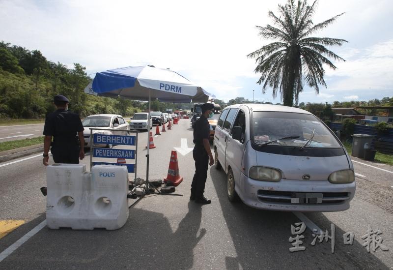 警方在新山往哥打丁宜的边界处设置路障检查往来车辆。
