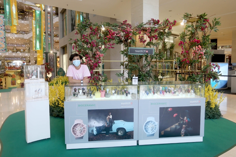 柏威年购物广场内的小摊子配合开斋节装饰，以同系列的花卉进行布置。

