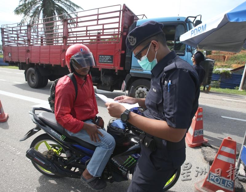 警方“一个不漏”地检查，摩托车骑士也不例外。