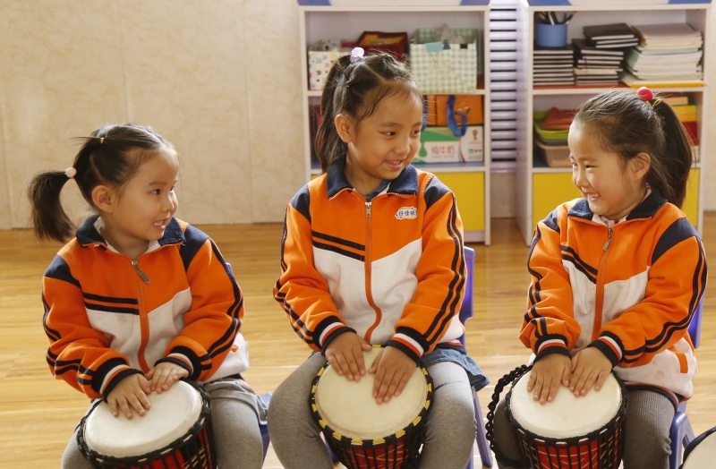 邢台市襄都区第二幼儿园小朋友参加"爱从微笑开始"主题活动。　　

