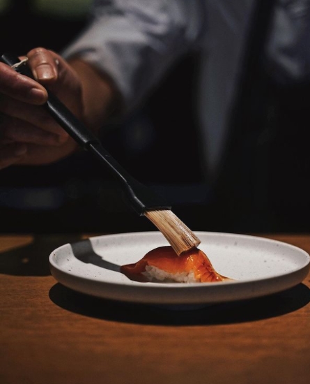 日本料理师傅精心制作的美味寿司，也少不了独门秘制酱汁。