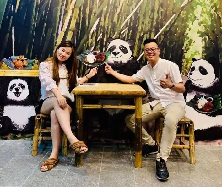 杨秀传（右起）和叶家妤，夫妇俩合创“Nasi Lemak Bamboo”打造国民美食的新品牌。