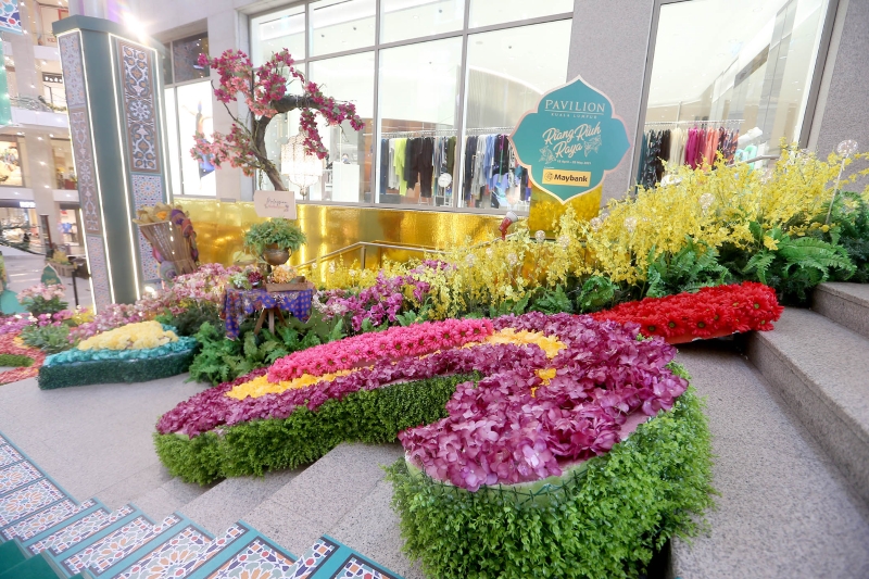 各种不同颜色的鲜艳花卉带出了节庆的喜悦气氛。

