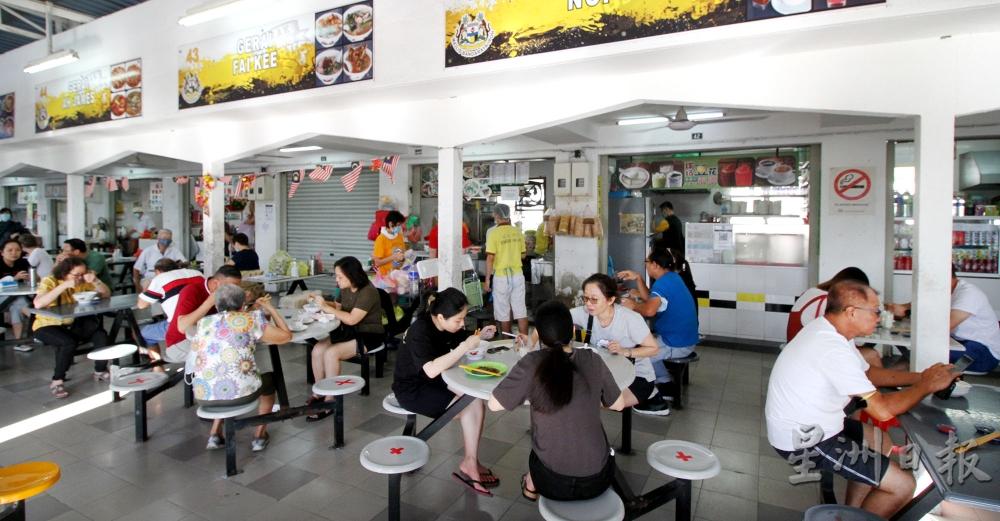 在怡保落实行管令3.0的前一天，市民到怡保体育馆小食中心享用早餐。