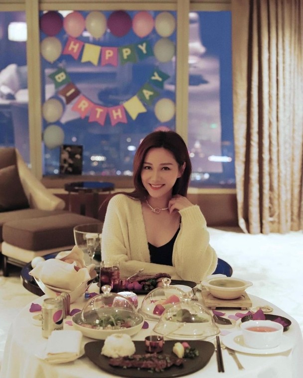 汤洛雯与男友马国明在酒店“Staycation”庆祝34岁生日。