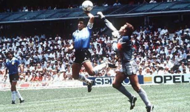 阿根廷已故巨星马拉多纳（左）在1986年世界杯8强赛，就是以这个“上帝之手”绝杀了英格兰。