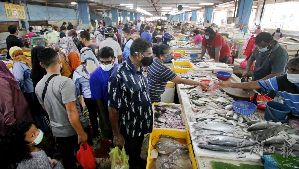 怡保中央公市鱼档一带出现络绎不绝人潮，不少穆斯林为迎接开斋节做准备。