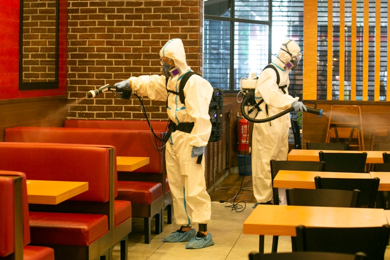 消毒人员在餐厅内的每个角落都喷射消毒药水。