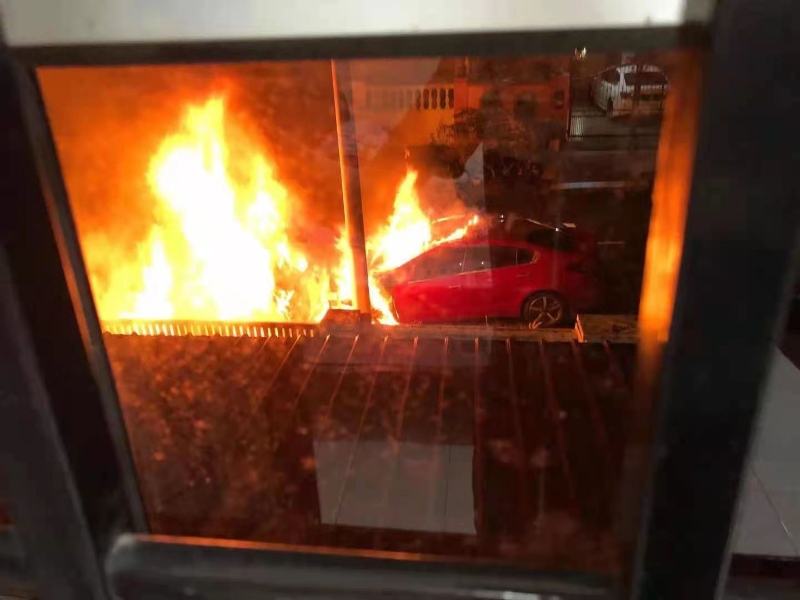 轿车起火狂烧，情况骇人。