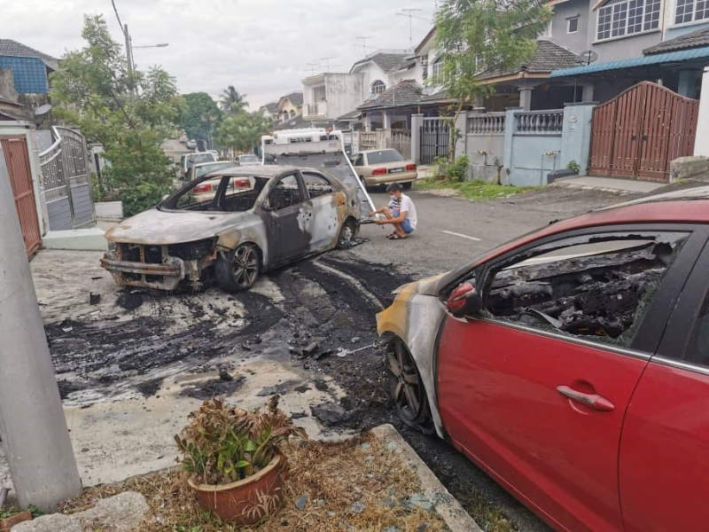 大耳窿放火烧车，导致事主邻居的车也无辜受到波及。