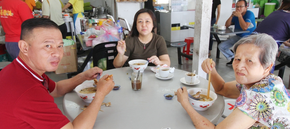 潘永源（左一）和太太携带母亲在接种疫苗前享用母亲节早餐。