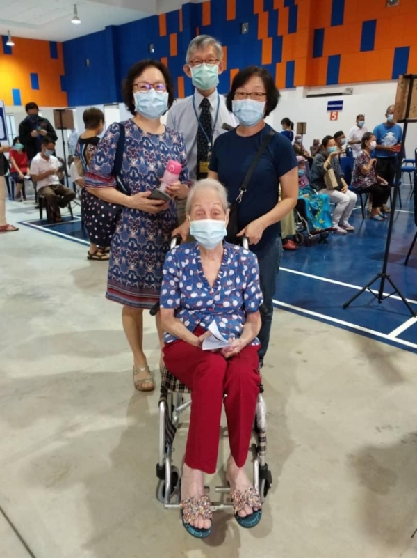 郑玉蕾于4月29日，在子女陪同下接种疫苗。