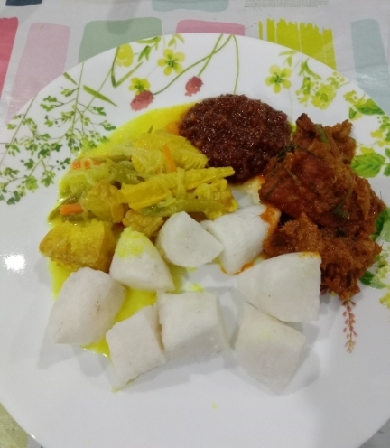 阿兹莉娜平时也会煮kuah lodeh，搭配nasi himpit、sambal一起享用。