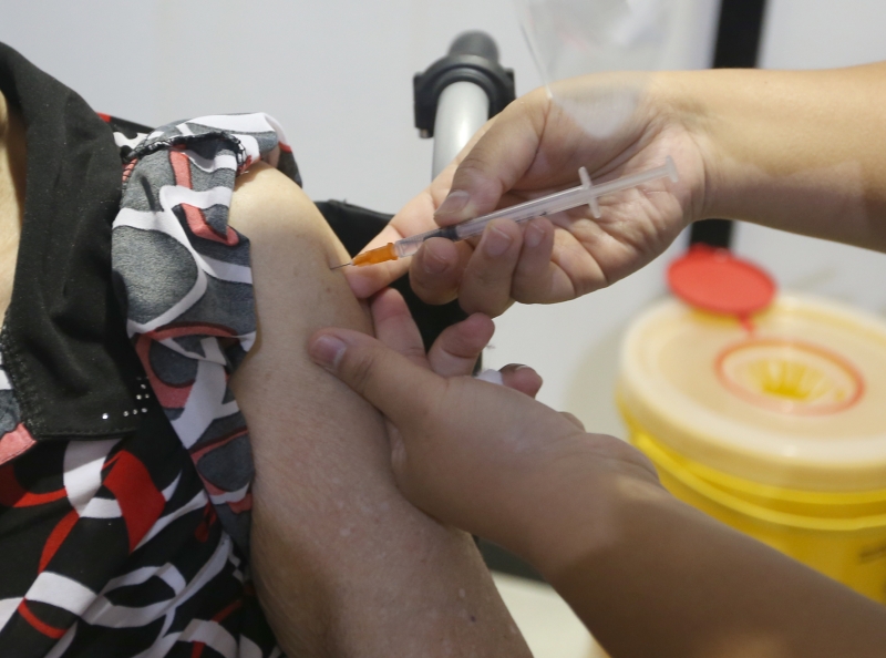 全柔有超过110万人登记接种疫苗，而州内共有21个疫苗接种中心，每天为4000人接种。图中护士正为长者接种疫苗。