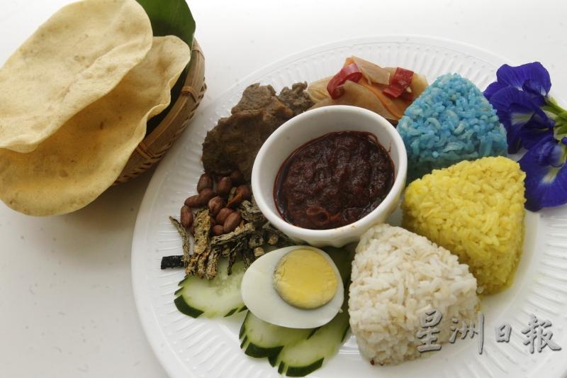 三色五谷香辣椰香饭／RM10.90：蓝花饭、黄姜饭和椰油饭，丰富了主食的层次感，也增添了营养和视觉效果。具特色的牛蒡参峇和仁当猴头菇，高纤可口。