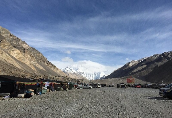 在珠峰大本营，天气多变无法预测，刚抵步时天空蔚蓝，喜马拉雅山脉清晰可见，午后转阴天，无缘一睹的日照金山。