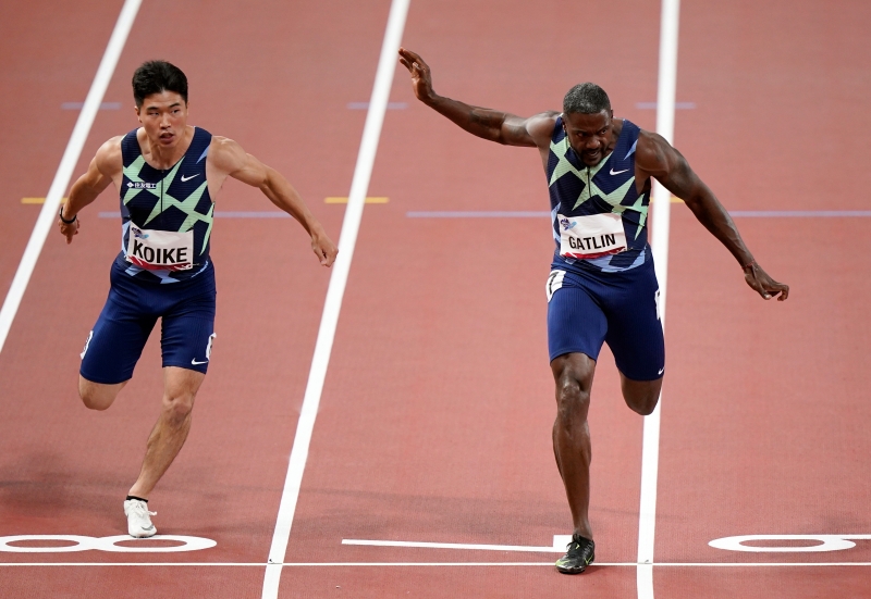 加特林（右）在东奥测试赛以微差夺得男子100公尺金牌，成功为突破个人奥运金牌荒造势。图为加特林冲线瞬间。（欧新社照片）