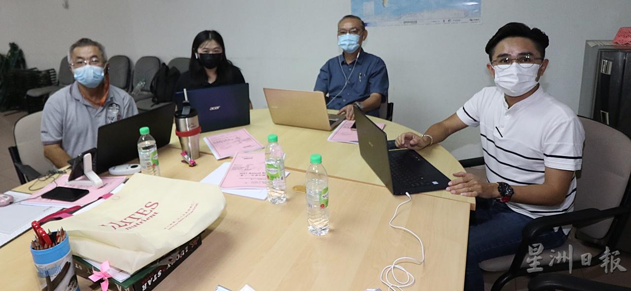詹荣耀（右二）在锺祥华（右一）、锺耿文（左起）及徐钰沛在该会礼堂以Zoom视频方式召开第33届会员大会。

