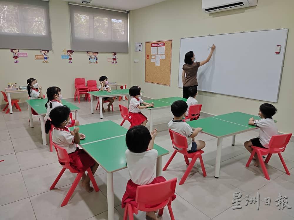 教育部下指示让私立幼儿园关闭至6月6日，孩子们必须居家学习。

