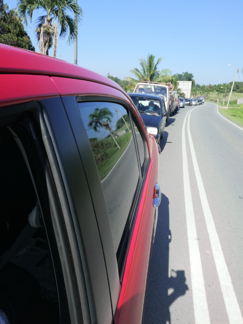 警方在拉央拉央居銮县与古来县边界处路段设路检严查，导致堵车，车龙长达2公里。
