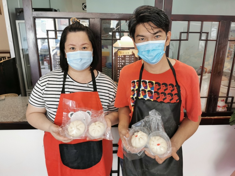 陈俊豪（右）与妻子林慧芝经营的餐室，刚开张营业便面对行管令限制，只能提供面食及包点打包服务。