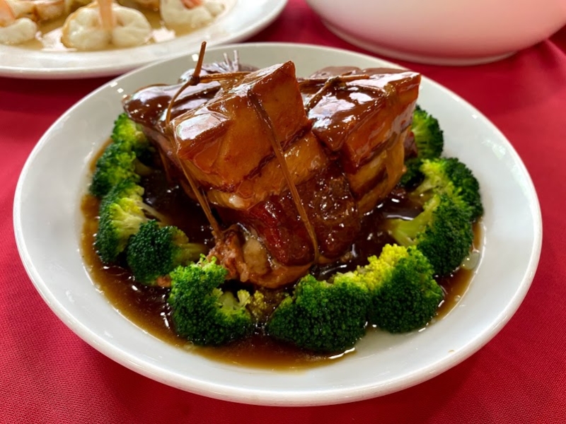 郑家小厨的东坡肉层次分明，肥肉部分Q弹，瘦肉部分不柴，恰到好处。