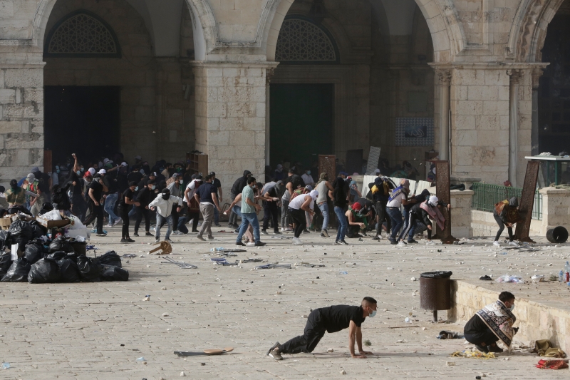 巴勒斯坦民众与以色列警察周一在耶路撒冷阿克萨清真寺爆发严重冲突。（图：美联社）