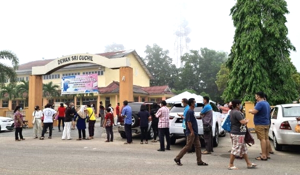 The long queue outside a vaccination center in Kuala Krai, as news spreads that COVID-19 vaccines reserved for those with appointments but do not turn up are offered to those on standby. SIN CHEW DAILY