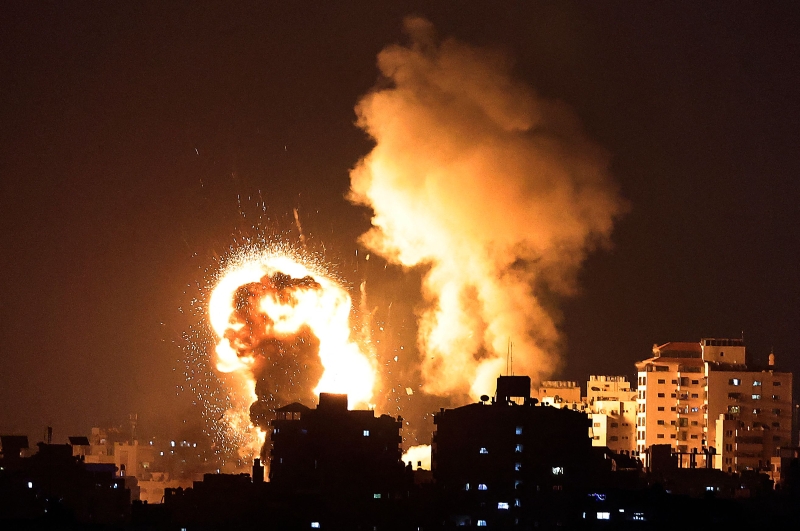 以色列在加沙地带发动空袭后，大火燃烧，浓烟弥漫。（图：法新社）