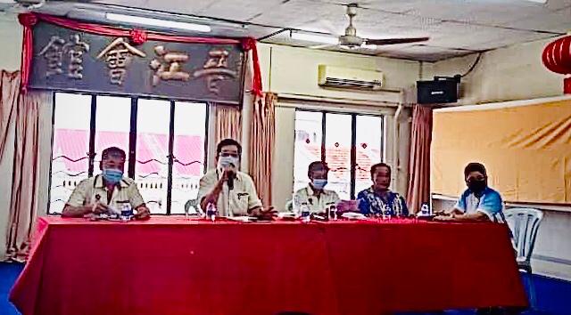 林建柱（左二）在峇株巴辖晋江会馆会员大会上，向会员发表谈话。