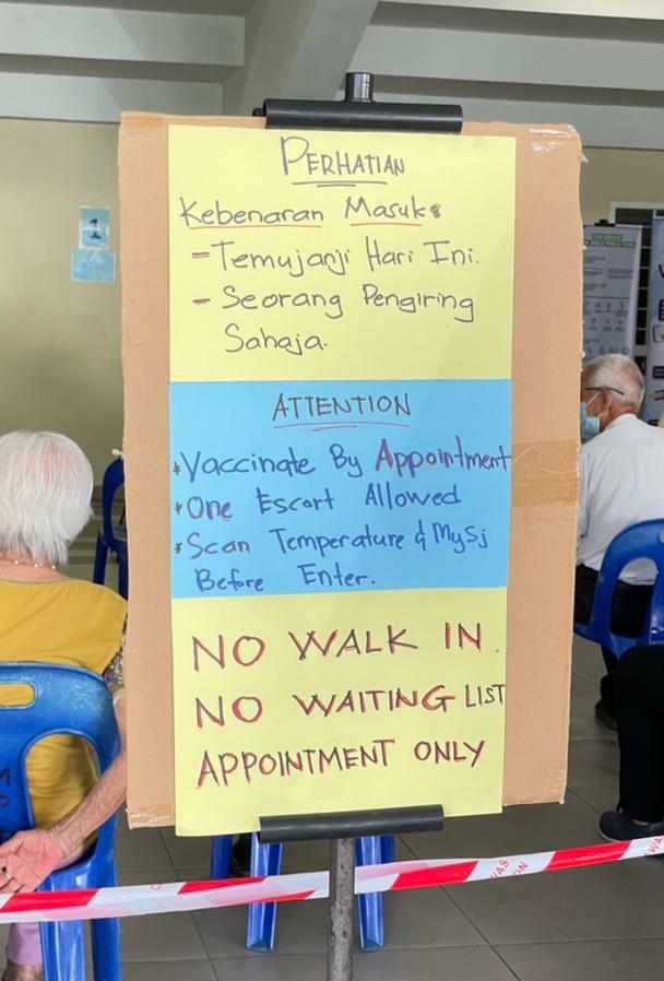 设在斗湖民众大会堂的接种疫苗中心不接受无预约者，也没有步入（walk in）与候补名单。