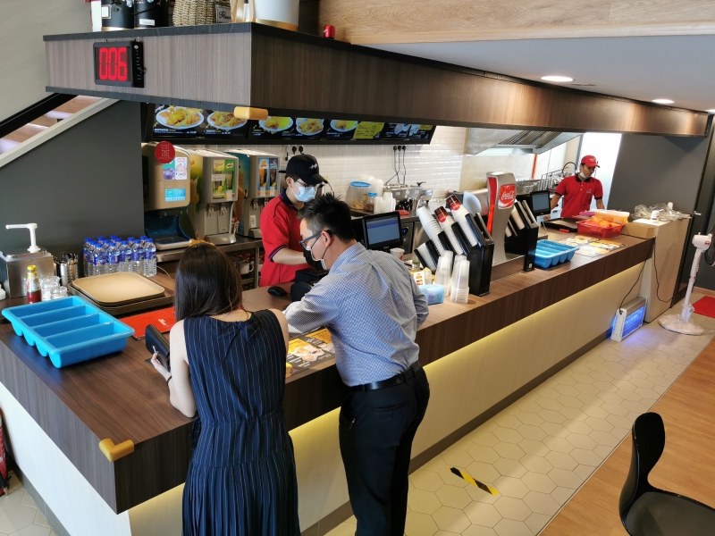 峇株巴辖龙城新天地的炸鸡快餐店，在行管令期间将只限最多5人进入店内柜台前打包，其他人则必须在外等候。