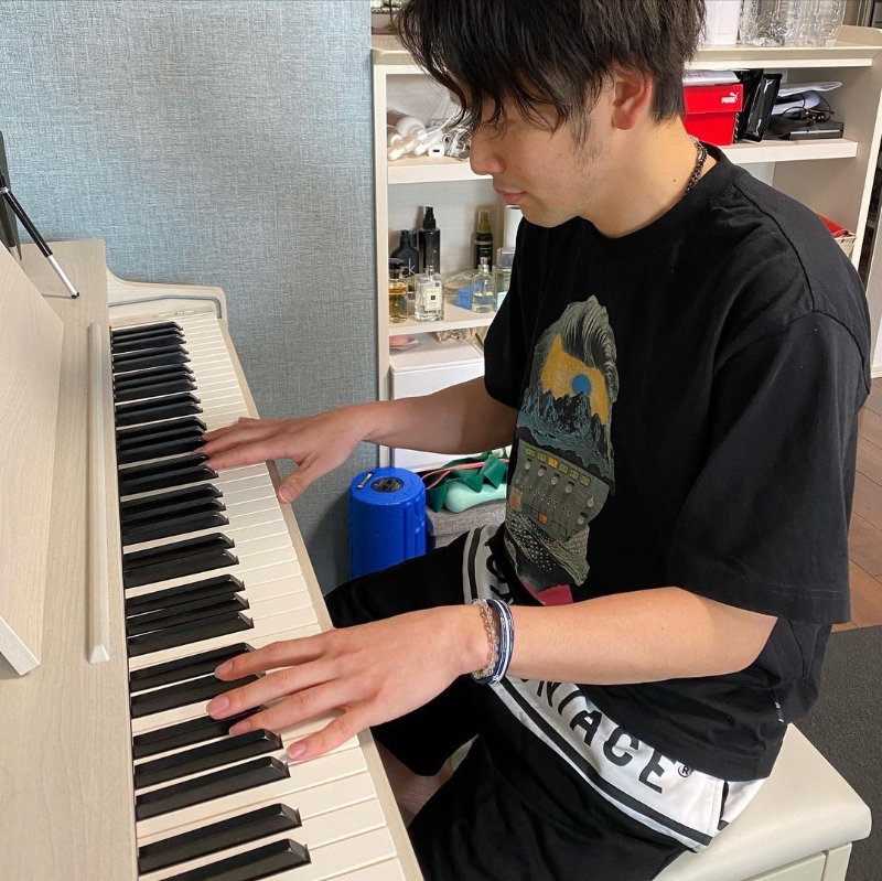 嘉村健士在去年国际赛事停摆的这段时间里决定学习弹钢琴，他真实的感受到了学琴给他球技带来的帮助。图为嘉村健士在社媒分享自己弹琴的照片。（嘉村健士IG照片）