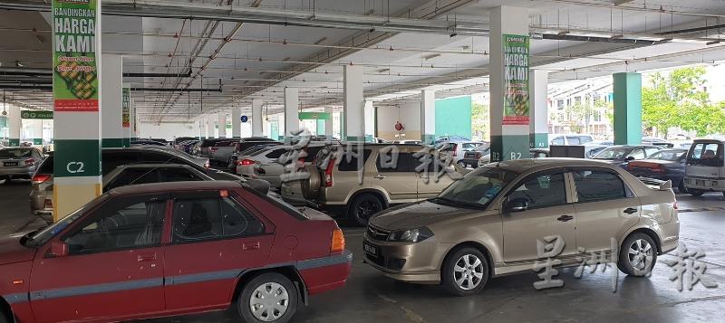 芦骨世嘉城宜康省停车场车位一位难求，市民趁著开斋节前夕囤货。