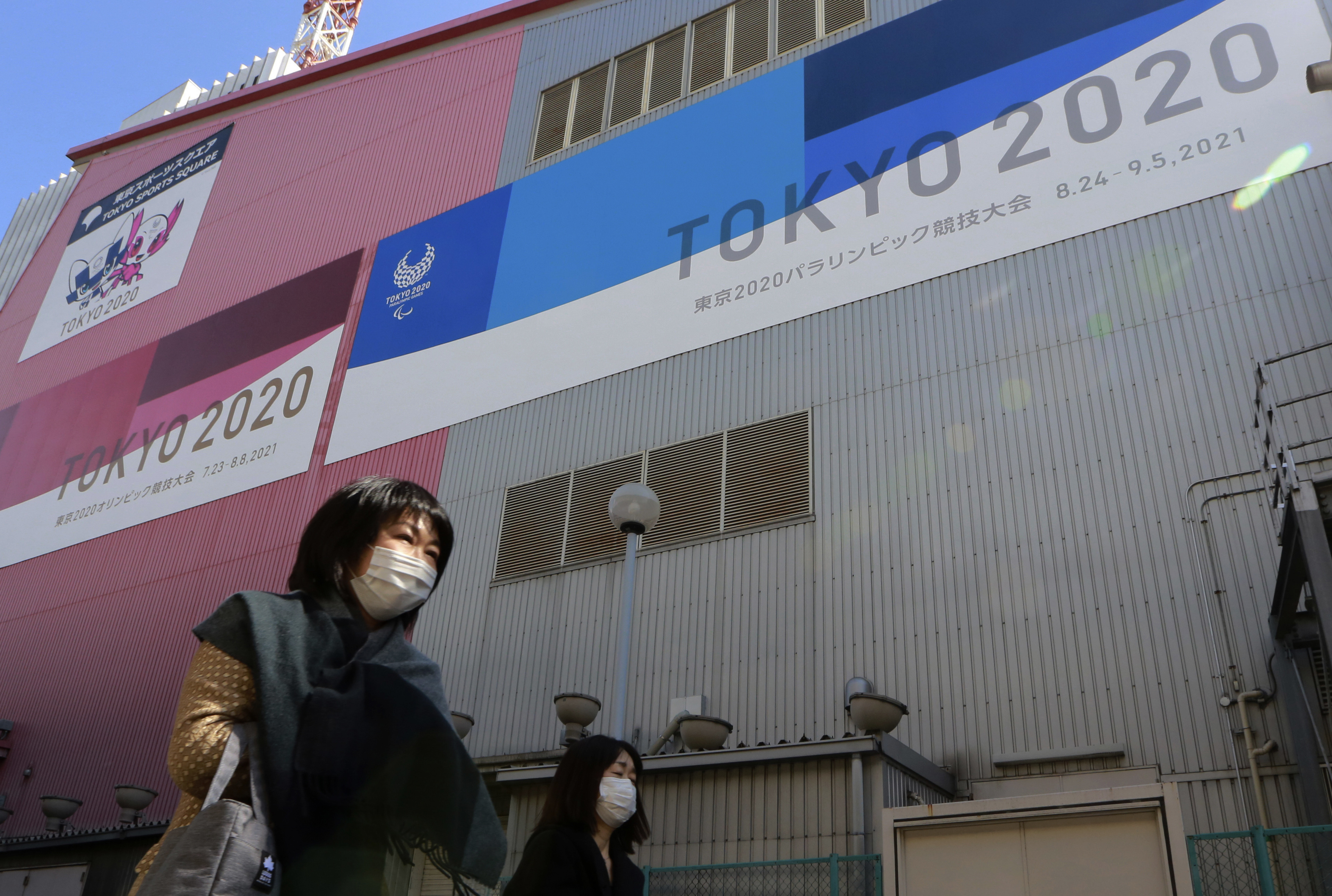 由于冠病疫情，东京奥运会恐怕将成为“大灾难”，图为在东京的奥运宣传海报 。（美联社档案照）

