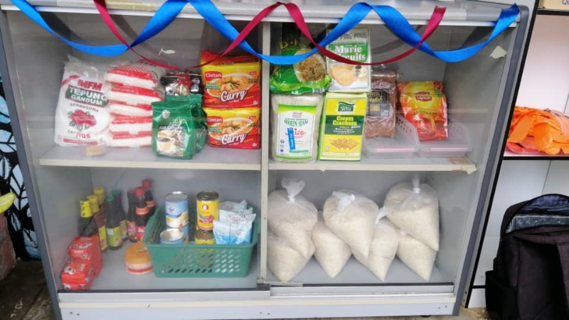 食物库存放各种物品，让有需要的学生领取。

